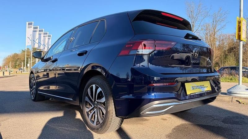 Gebraucht VW Golf VIII Active 150 PS (110 kW) 2022 Blau Limousine