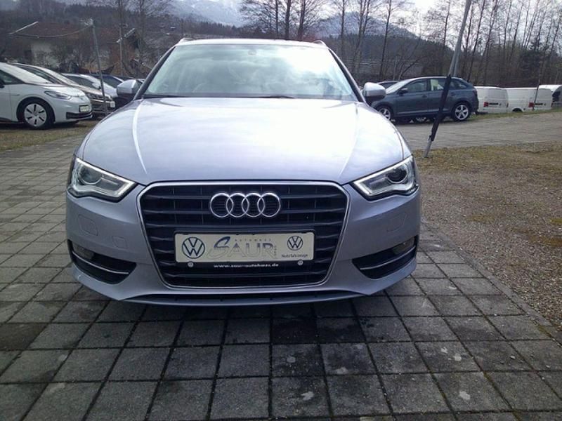 Gebraucht Audi A3 Ambiente 150 PS (110 kW) 2015 Florettsilber metallic (metallic) Limousine