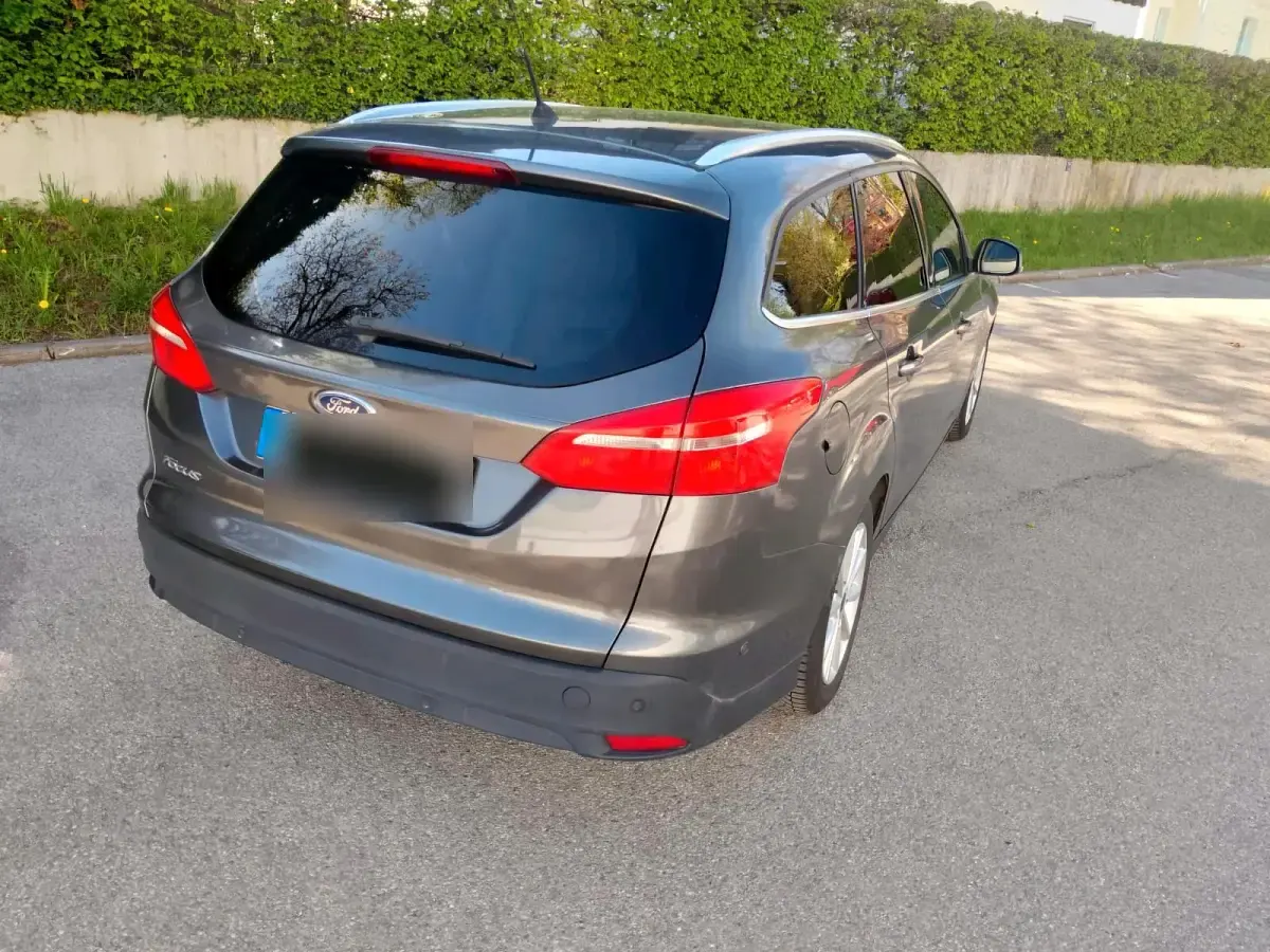 Gebraucht Ford Focus Titanium 120 PS (88 kW) 2016 Grau Kombi