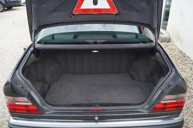 Gebraucht Mercedes E500 326 PS (239 kW) 1993 Schwarz Limousine