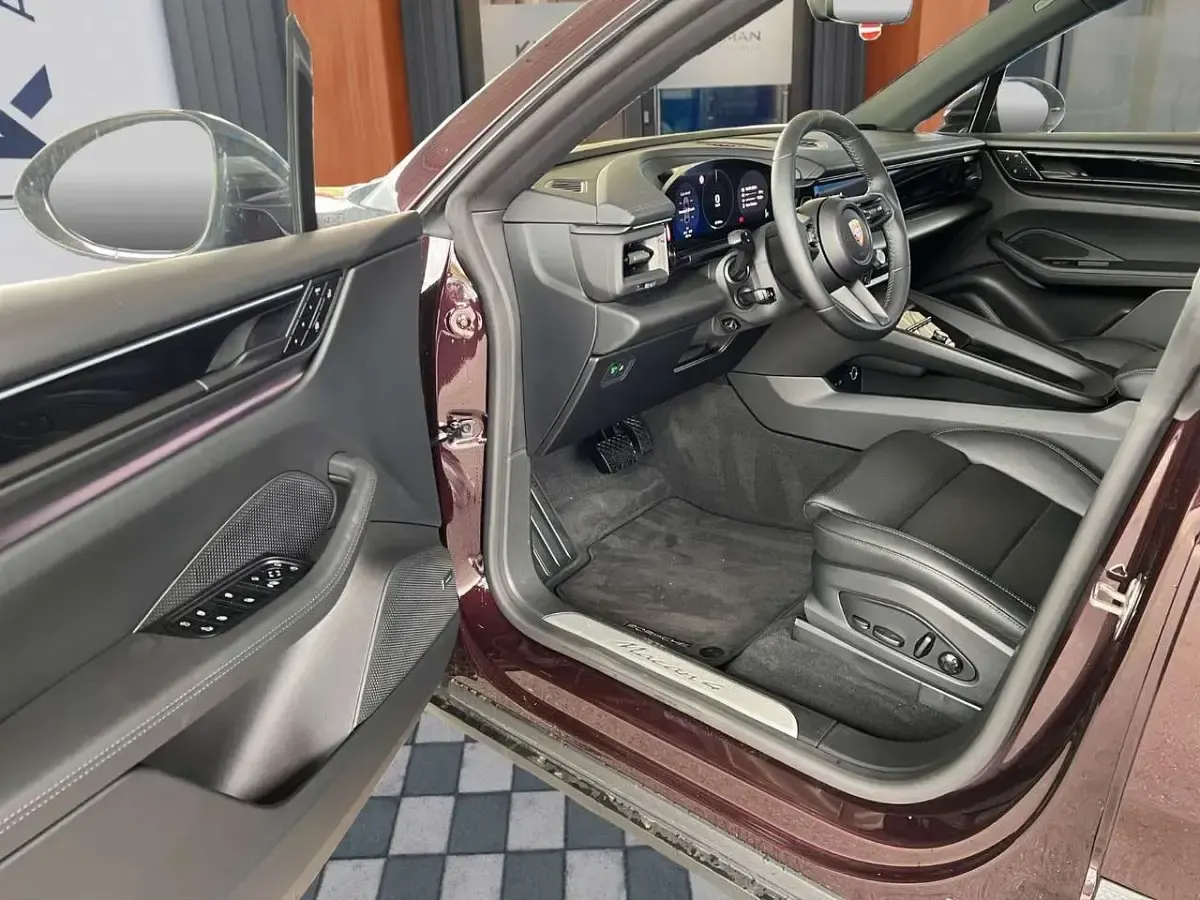 Second-hand Porsche Macan 4 Electric 300 kW (408 CP) 2024 Maro SUV