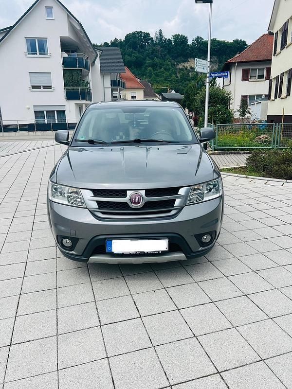 Grau Gebraucht 2012 Fiat Freemont SUV | 5.500 € (Guter Preis) - Bild 1/4