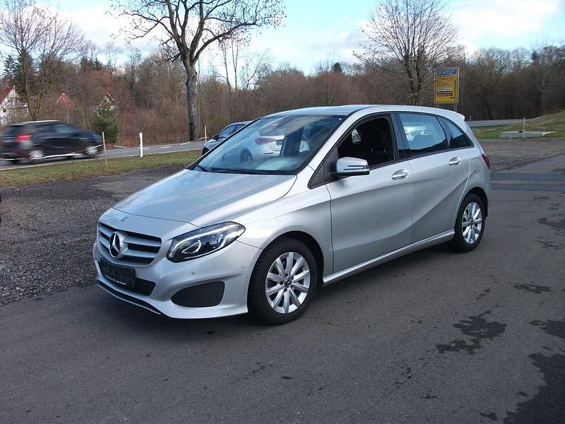 Silber Gebraucht 2017 Mercedes B200 Van / Kleinbus | 17.400 € (Fairer Preis) - Bild 1/4
