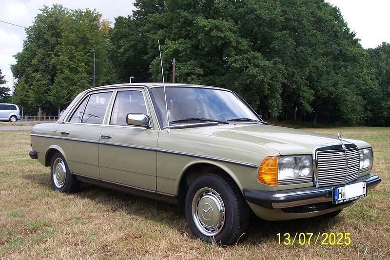 Grün Gebraucht 1983 Mercedes 200 Limousine | 15.400 € - Bild 1/4
