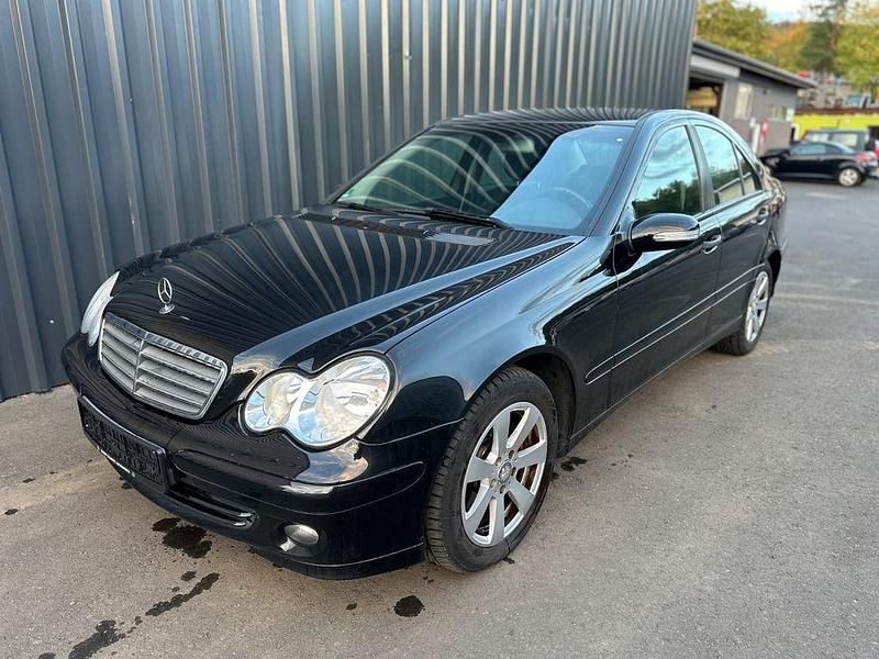 Obsidianschwarz metalliclack Gebraucht 2005 Mercedes C220 Limousine | 4.300 € (Fairer Preis) - Bild 1/4