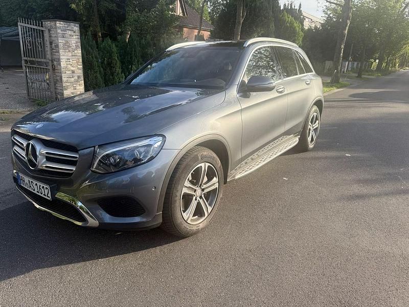 Grau Gebraucht 2016 Mercedes GLC220 SUV | 24.800 € (Superpreis) - Bild 1/4
