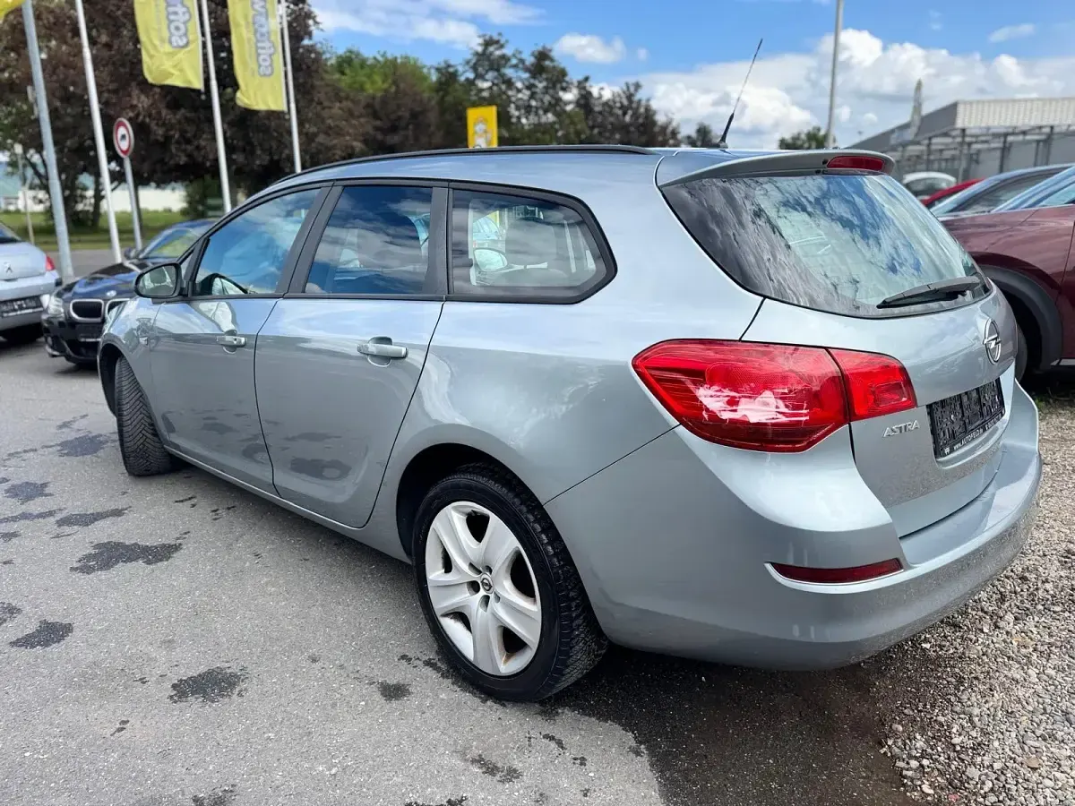 Gebraucht Opel Astra Edition 116 PS (85 kW) 2011 Grau Kombi