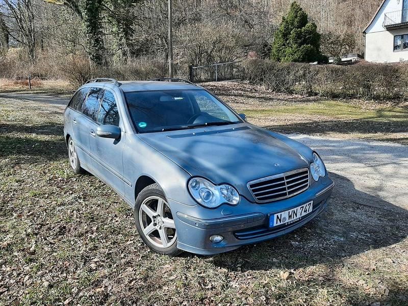 Gebraucht Mercedes 220 150 PS (110 kW) 2006 Blau Limousine