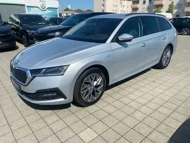 Gebraucht Skoda Octavia Ambition 150 PS (110 kW) 2023 Brilliantsilber metallic Kombi