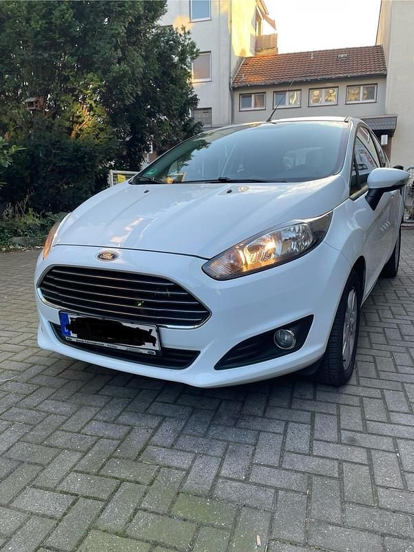 Weiß Gebraucht 2014 Ford Fiesta Kleinwagen | 5.000 € - Bild 1/4
