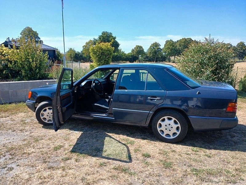 Blau Gebraucht 1993 Mercedes E200 Limousine | 2.499 € - Bild 1/4
