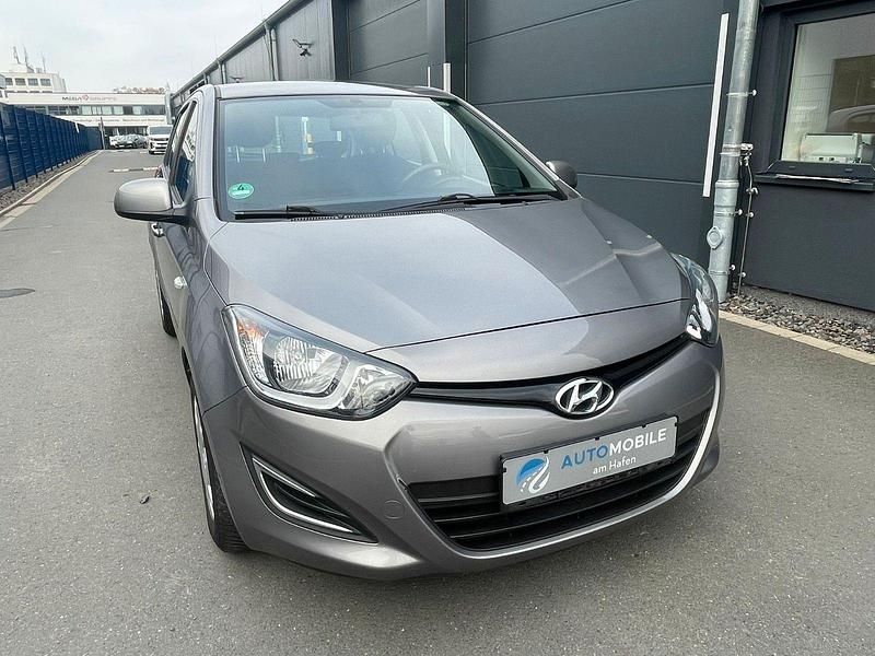 Grau Gebraucht 2013 Hyundai i20 Classic Kleinwagen | 4.490 € (Fairer Preis) - Bild 1/4