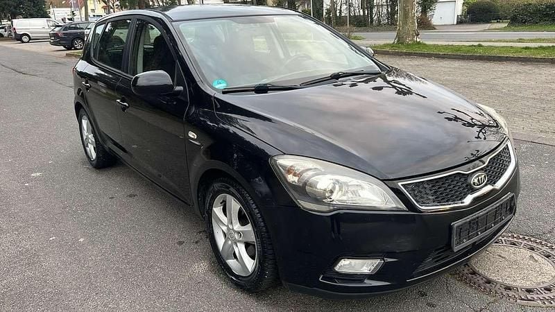 Gebraucht Kia Ceed Edition 7 116 PS (85 kW) 2012 Zilinaschwarz met. Kleinwagen