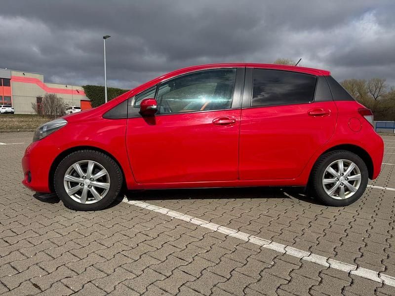 Gebraucht Toyota Yaris Edition 69 PS (50 kW) 2013 Rot Kleinwagen