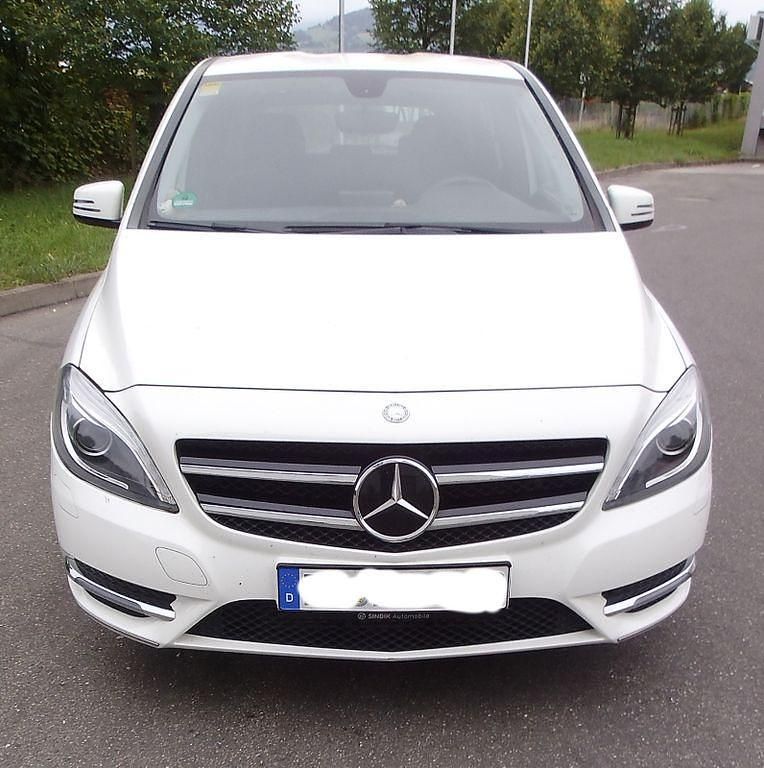 Weiß Gebraucht 2013 Mercedes B180 Van / Kleinbus | 13.900 € (Teuer) - Bild 1/4