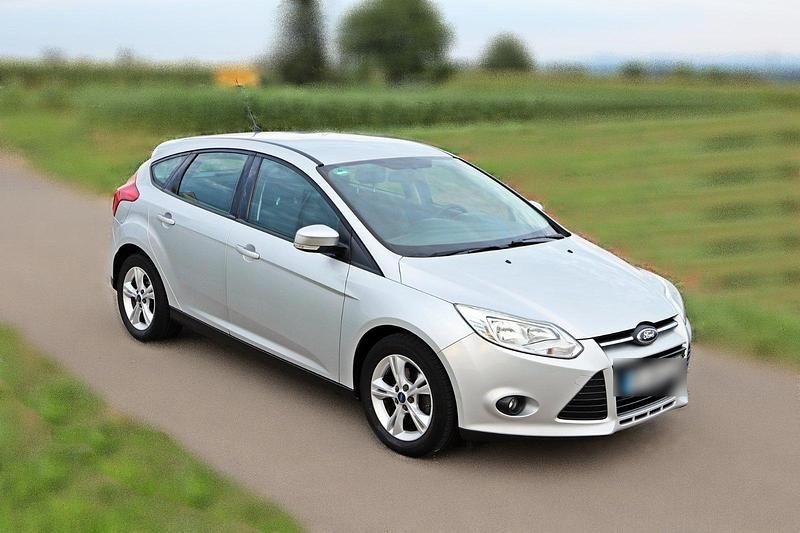 Silber Gebraucht 2013 Ford Focus Trend Limousine | 5.750 € (Etwas zu teuer) - Bild 1/4