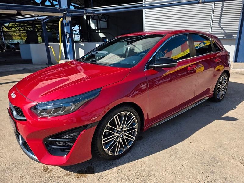 Rot Gebraucht 2024 Kia Ceed GT-Line Limousine | 22.500 € (Superpreis) - Bild 1/4