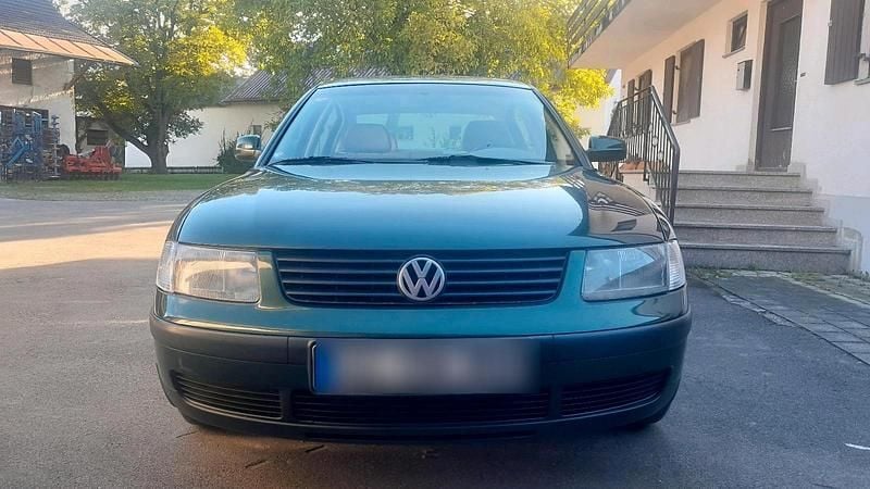 Grün Gebraucht 1998 VW Passat Limousine | 1.500 € (Guter Preis) - Bild 1/4