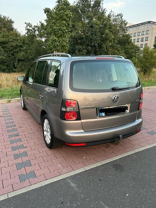 Grau Gebraucht 2010 VW Touran Van / Kleinbus | 5.000 € (Fairer Preis) - Bild 1/4