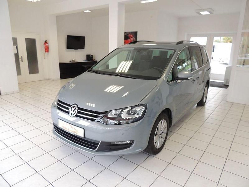 Grau Gebraucht 2011 VW Sharan Comfortline Van / Kleinbus | 12.990 € (Teuer) - Bild 1/4