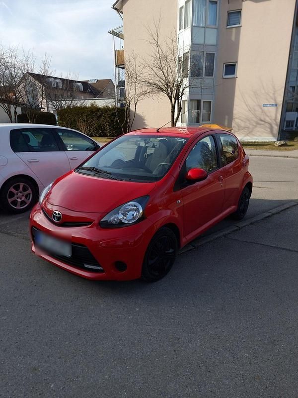 Rot Gebraucht 2013 Toyota Aygo Kleinwagen | 6.000 € (Fairer Preis) - Bild 1/4