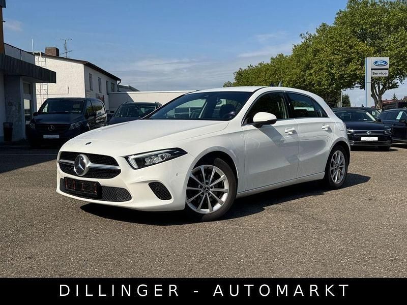 Weiß Gebraucht 2019 Mercedes A180 Limousine | 15.680 € (Fairer Preis) - Bild 1/4