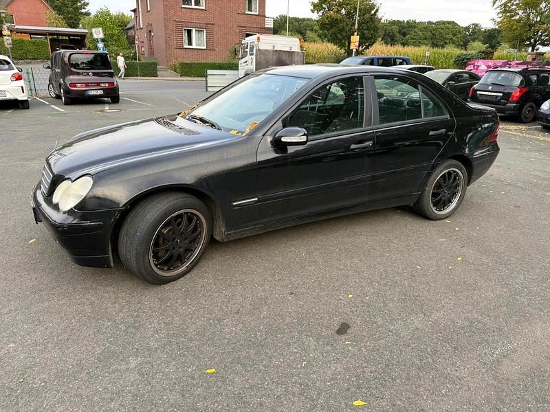 Schwarz Gebraucht 2003 Mercedes C200 Limousine | 950 € - Bild 1/4