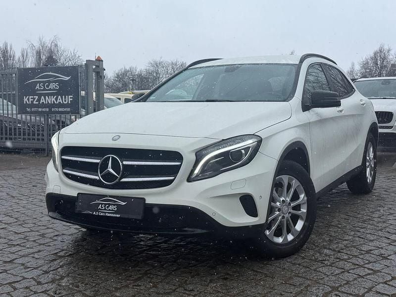 Gebraucht Mercedes GLA200 Urban 136 PS (100 kW) 2015 Weiß SUV