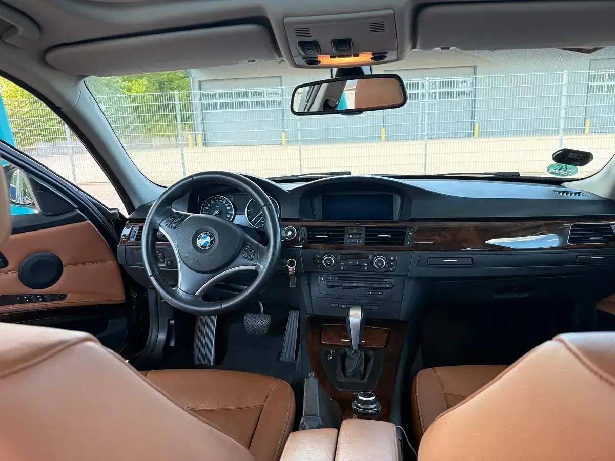Gebraucht BMW 320 177 PS (130 kW) 2010 Schwarz Limousine