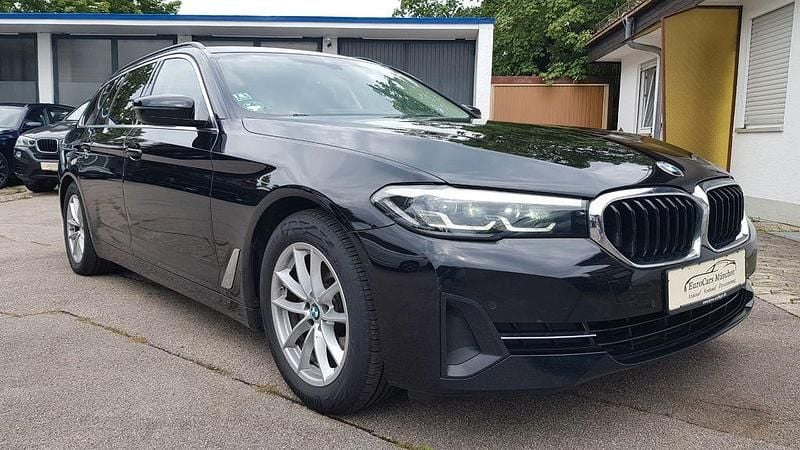 Schwarz Gebraucht 2022 BMW 520 Performance Kombi | 23.900 € (Superpreis) - Bild 1/4