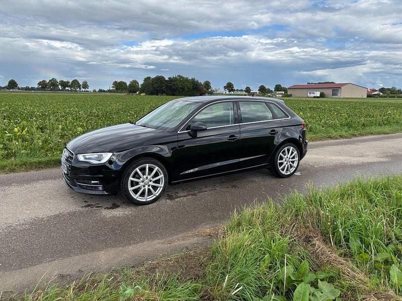 Schwarz Gebraucht 2014 Audi A3 Sportback Ambiente Kombi | 11.850 € (Guter Preis) - Bild 1/4