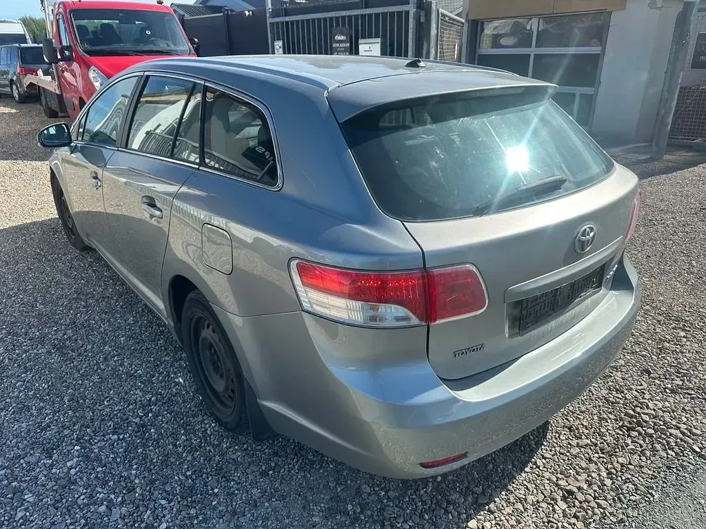 Gebraucht Toyota Avensis 147 PS (108 kW) 2010 Silber Limousine
