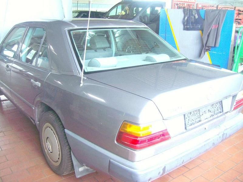 Gebraucht Mercedes E230 132 PS (97 kW) 1988 Grau Limousine