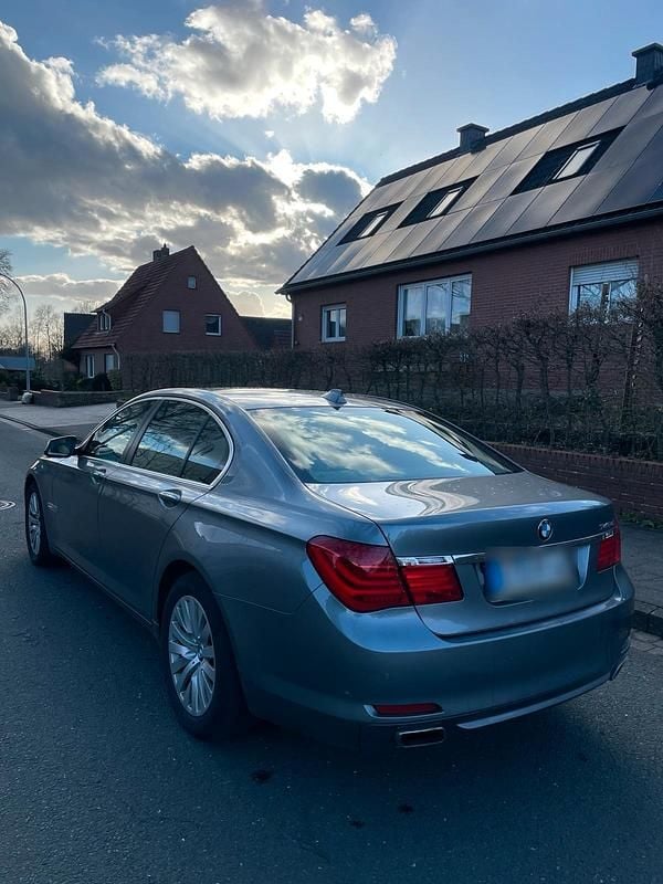 Gebraucht BMW 740 306 PS (225 kW) 2013 Grau Limousine