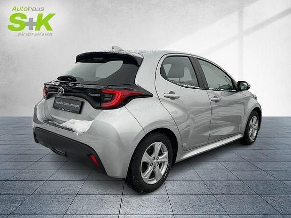 Gebraucht Toyota Yaris Hybrid Basis 116 PS (85 kW) 2023 Shimmering silver metallic