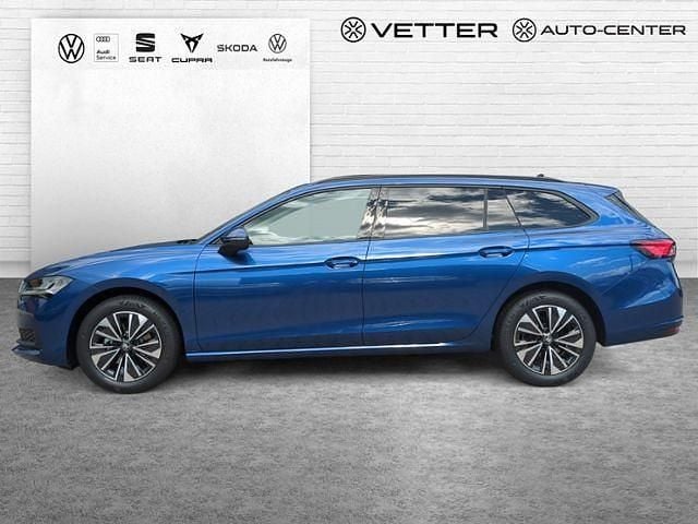 Neu Skoda Superb Essence 150 PS (110 kW) 2025 Blau Kombi