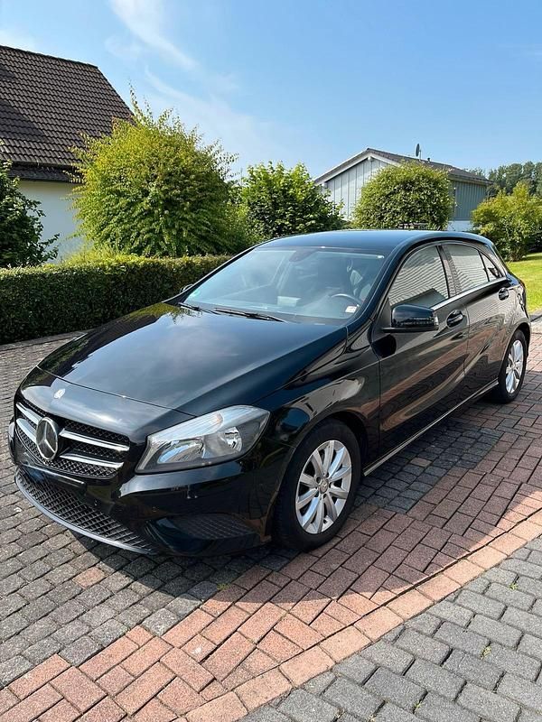 Schwarz Gebraucht 2014 Mercedes A200 Limousine | 11.599 € - Bild 1/4