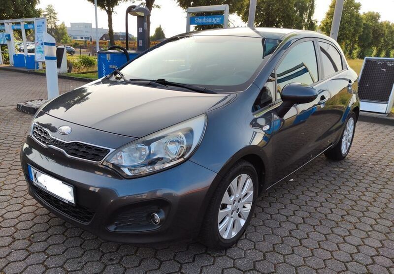 Grau Gebraucht 2013 Kia Rio Limousine | 6.500 € (Fairer Preis) - Bild 1/4
