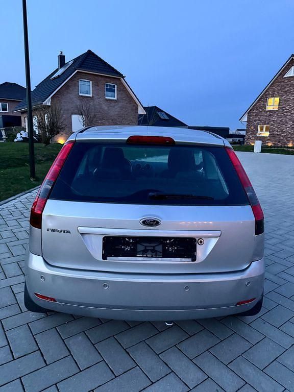 Gebraucht Ford Fiesta Ghia 101 PS (74 kW) 2005 Silber Kleinwagen