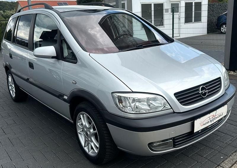 Silber Gebraucht 2002 Opel Zafira Comfort Van / Kleinbus | 2.999 € (Teuer) - Bild 1/4