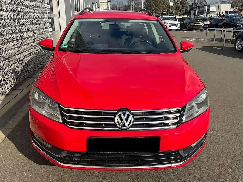 Rot Gebraucht 2012 VW Passat Comfortline Kombi | 5.900 € (Fairer Preis) - Bild 1/2