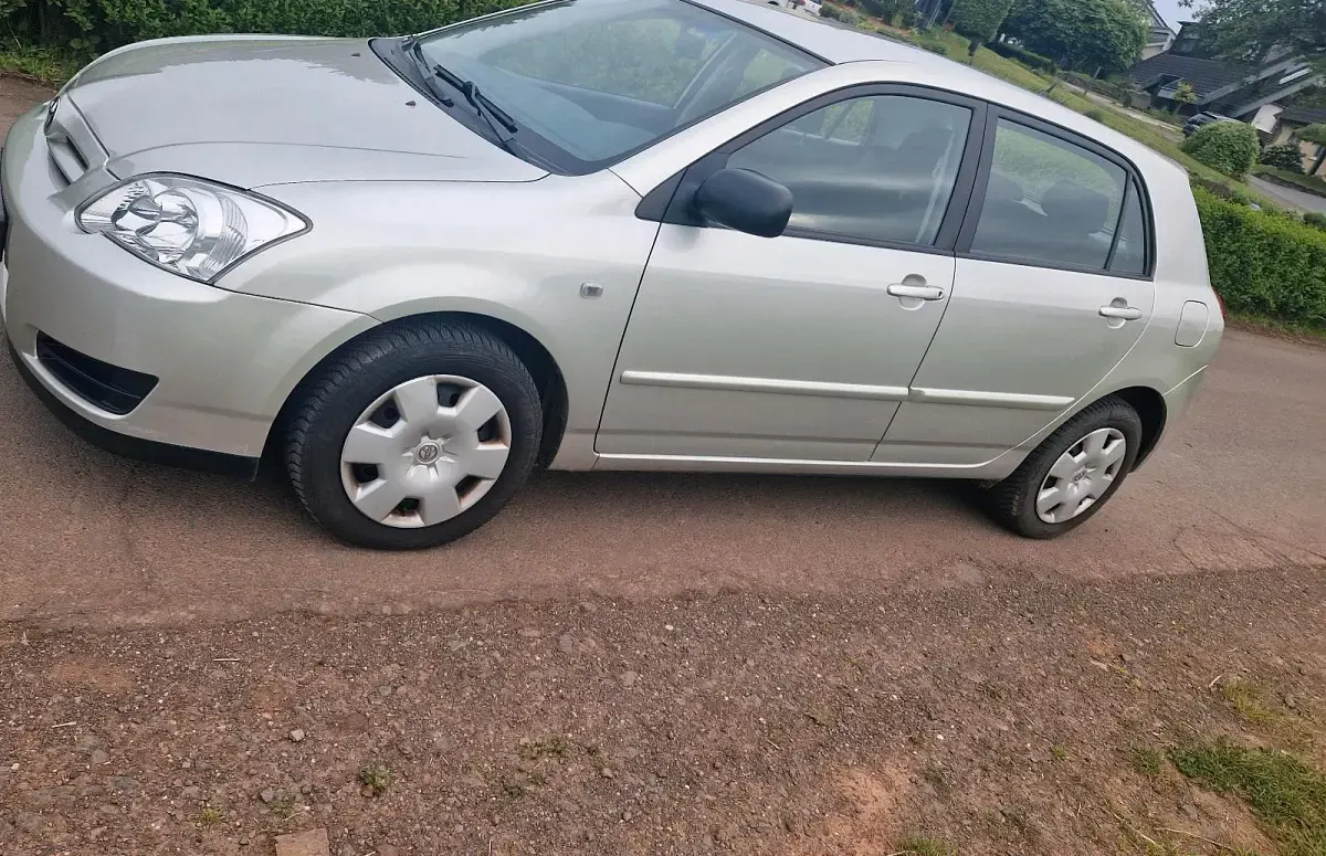 Używany Toyota Corolla 110 KM (80 kW) 2005 Srebrny Hatchback