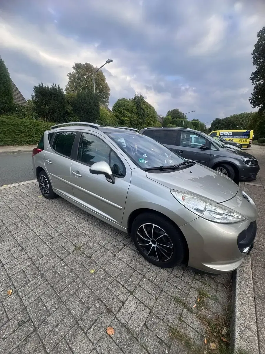 Gebraucht Peugeot 207 75 PS (55 kW) 2008 Silber Limousine