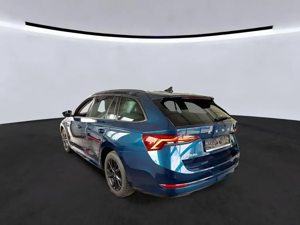Gebraucht Skoda Octavia Clever 150 PS (110 kW) 2021 Lavablau metallic Kombi