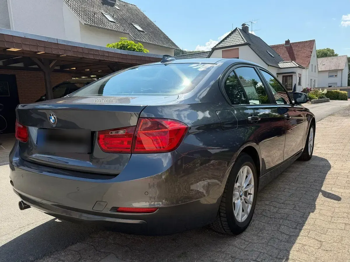Gebraucht BMW 318 143 PS (105 kW) 2013 Grau Limousine