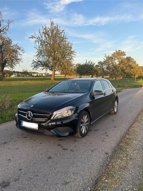 Schwarz Gebraucht 2013 Mercedes A180 Limousine | 9.199 € (Guter Preis) - Bild 1/4