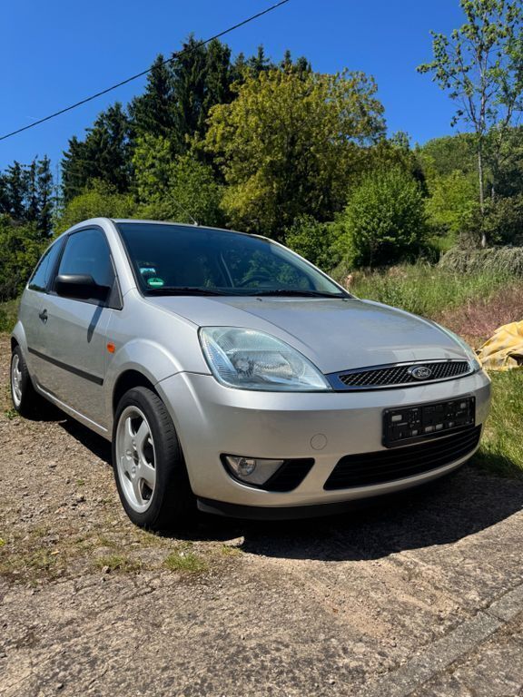 Silber Gebraucht 2002 Ford Fiesta Ghia Kleinwagen | 1.950 € (Fairer Preis) - Bild 1/4