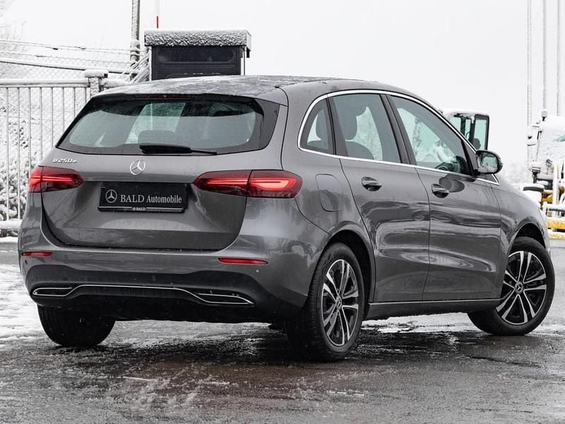 Gebraucht Mercedes B250e Progressive 218 PS (160 kW) 2024 Grau Van / Kleinbus