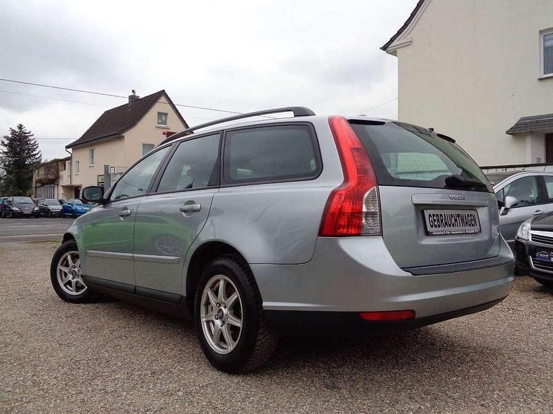 Silber Gebraucht 2008 Volvo V50 Kombi | 2.750 € (Fairer Preis) - Bild 1/4