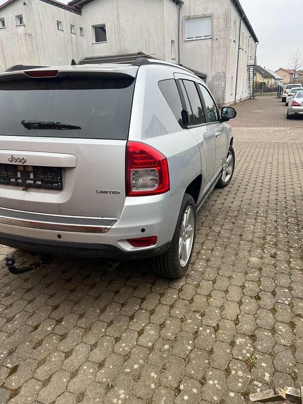 Grau Gebraucht 2011 Jeep Compass SUV | 4.700 € - Bild 1/4